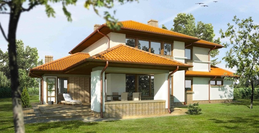 Dwukondygnacyjny dom z pomarańczową dachówką, widok z ogrodu. Jasna elewacja, ceglane detale, zadaszony taras. W tle drzewa i błękitne niebo z ptakami.