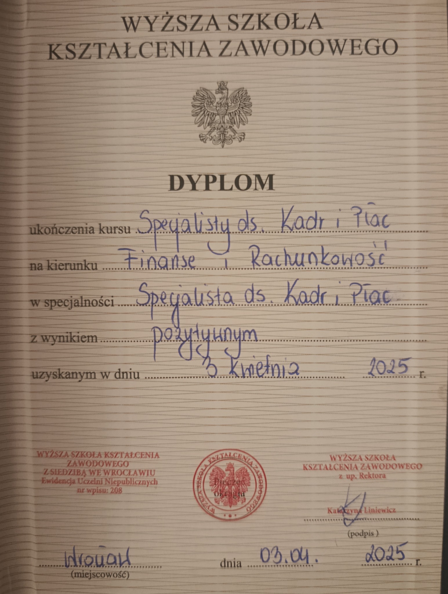 Dyplom ukończenia kursu specjalisty ds. kadr i płac, wydany przez Wyższą Szkołę Kształcenia Zawodowego we Wrocławiu, z datą 3 kwietnia 2025 roku.