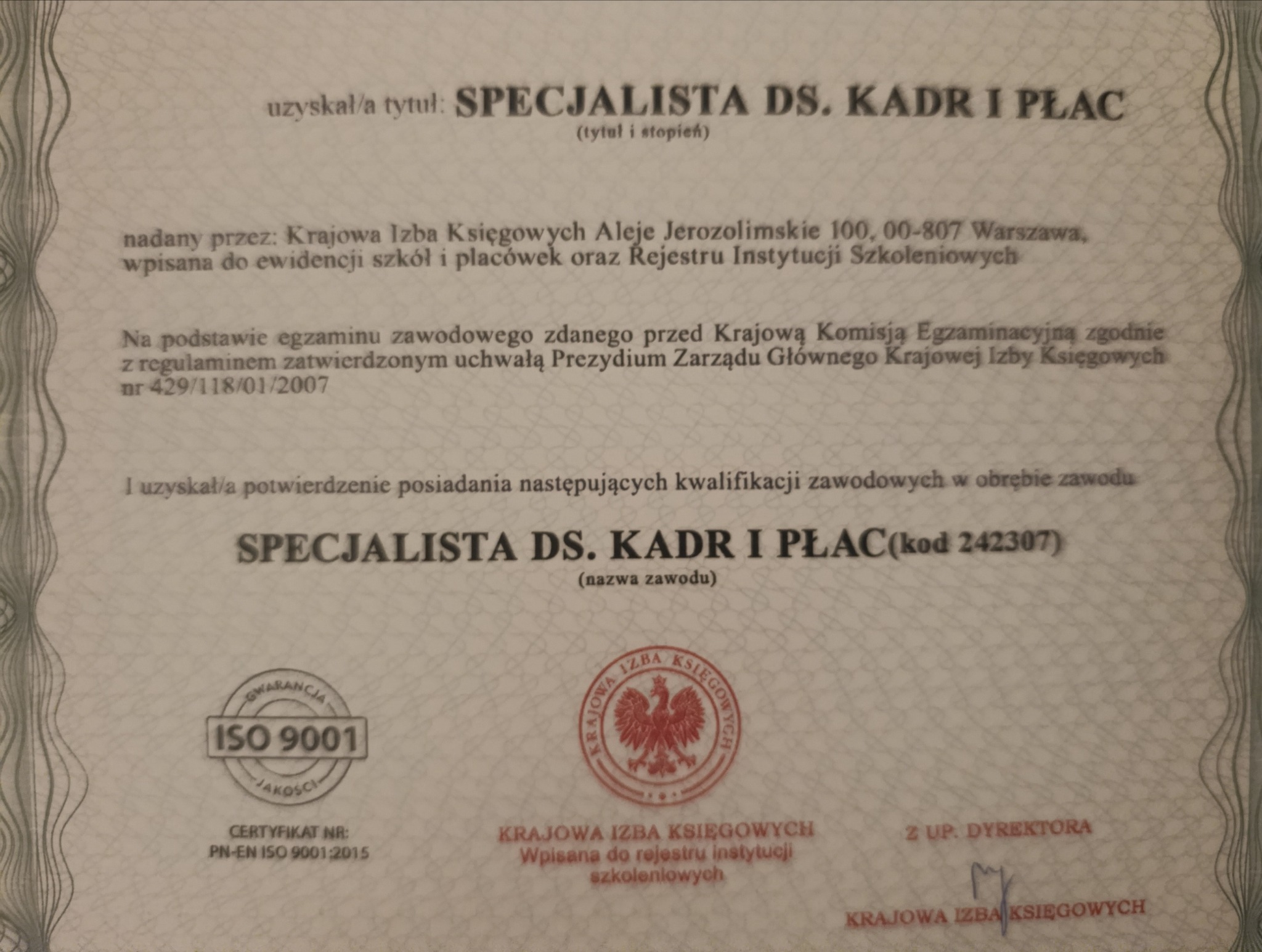 Certyfikat specjalisty ds. kadr i płac, wydany przez Krajową Izbę Księgowych, potwierdzający kwalifikacje zawodowe i zgodność z normą ISO 9001.