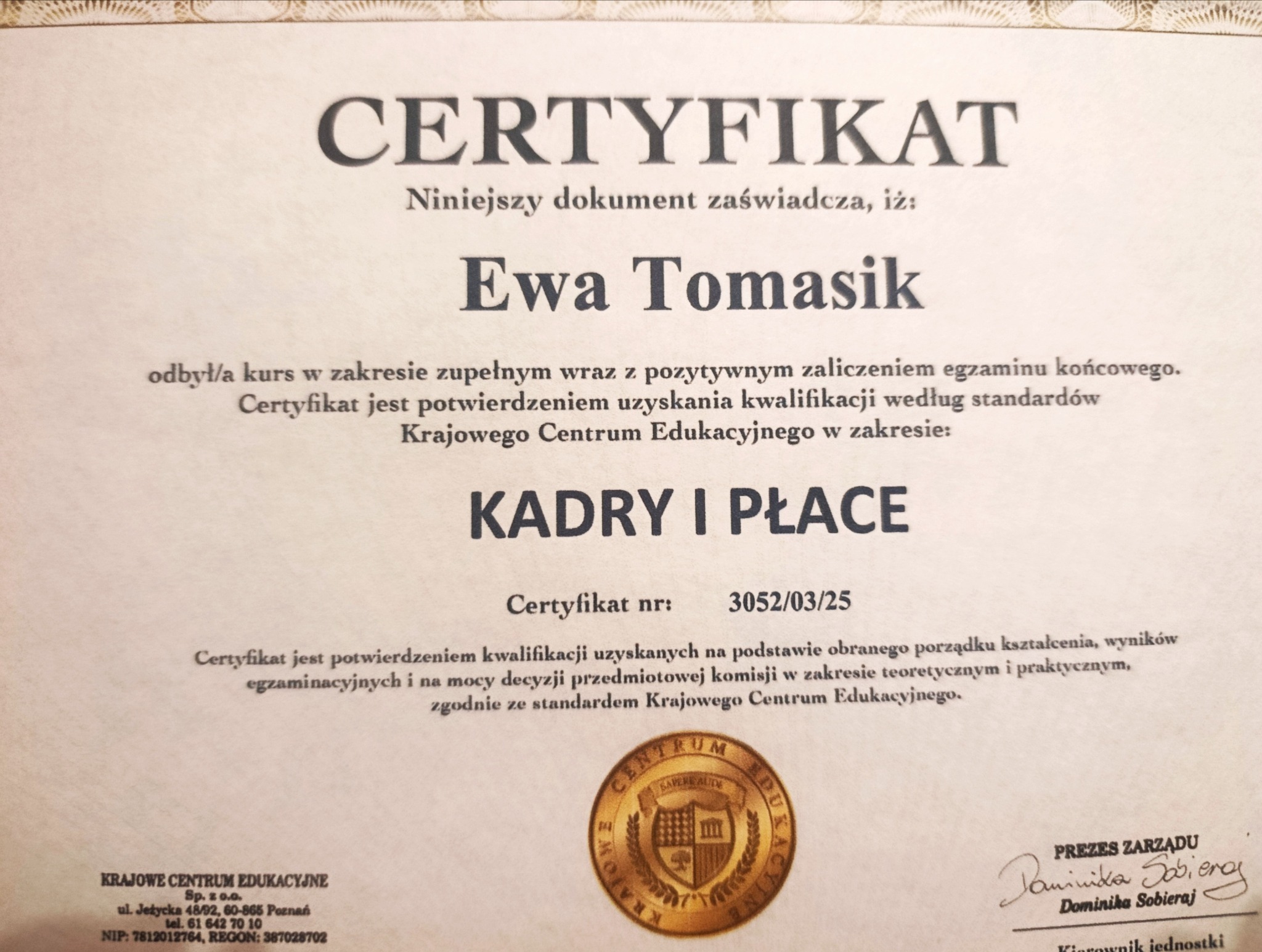 Certyfikat ukończenia kursu 'Kadry i Płace' przez Ewę Tomasik, wydany przez Krajowe Centrum Edukacyjne. Dokument z pieczęcią i podpisem prezesa zarządu.