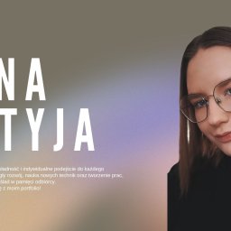 ANNA MATYJA - Kreatywna prezentacja z imieniem Anna Matyja, opisem wartości i portretem kobiety w okularach, zapraszająca do zapoznania się z portfolio.
