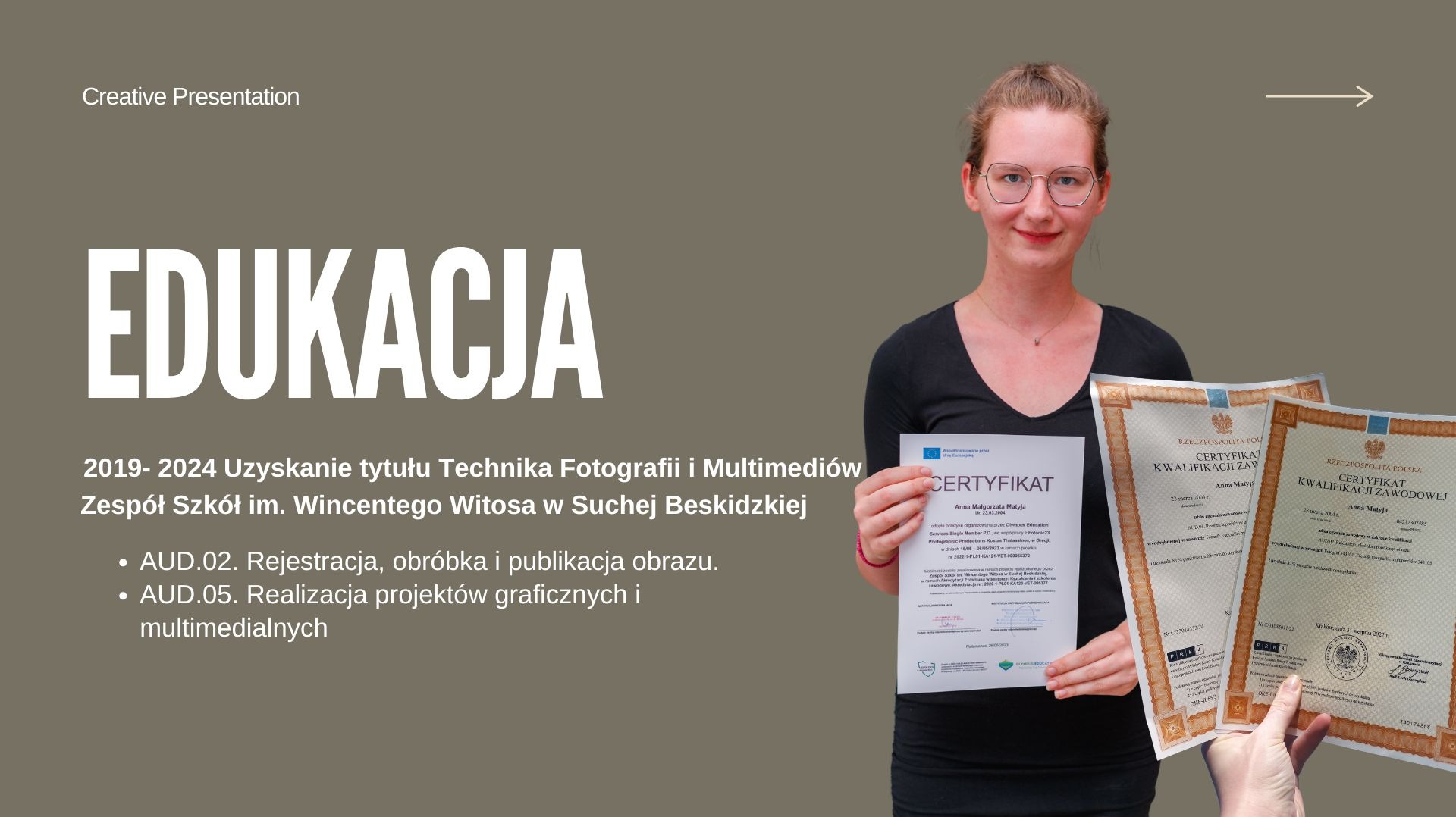 Młoda kobieta prezentuje certyfikaty kwalifikacji zawodowej technika fotografii i multimediów. Widoczne logo szkoły i daty ukończenia edukacji.