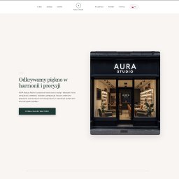 Labi Michał Łabędź - Elegancka strona internetowa Aura Studio z widokiem na wejście do salonu, prezentująca minimalistyczny design i ofertę beauty atelier w harmonii z naturą.
