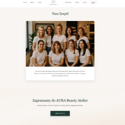 Labi Michał Łabędź - Zdjęcie zespołu AURA Beauty Atelier, przedstawiające grupę uśmiechniętych kobiet w białych koszulkach, stojących na tle jasnego wnętrza salonu kosmetycznego.