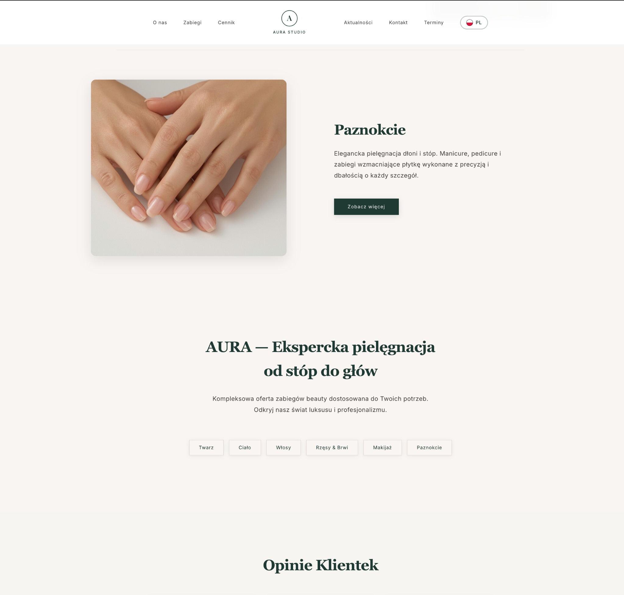 Zdjęcie strony internetowej salonu kosmetycznego z sekcją o paznokciach. Dłonie z zadbanym manicure na jasnym tle. Minimalistyczny design strony.