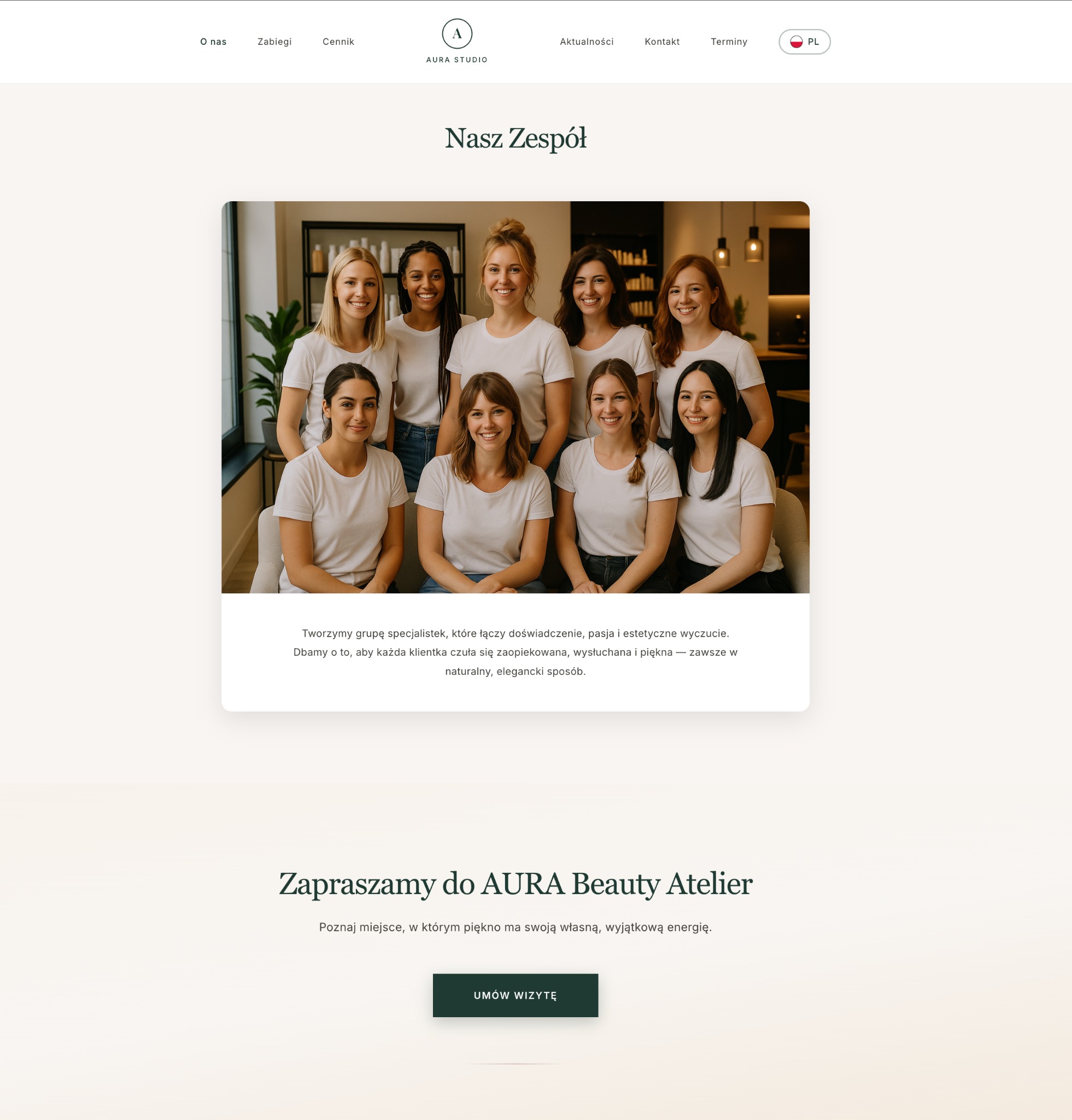 Zdjęcie zespołu AURA Beauty Atelier, przedstawiające grupę uśmiechniętych kobiet w białych koszulkach, stojących na tle jasnego wnętrza salonu kosmetycznego.
