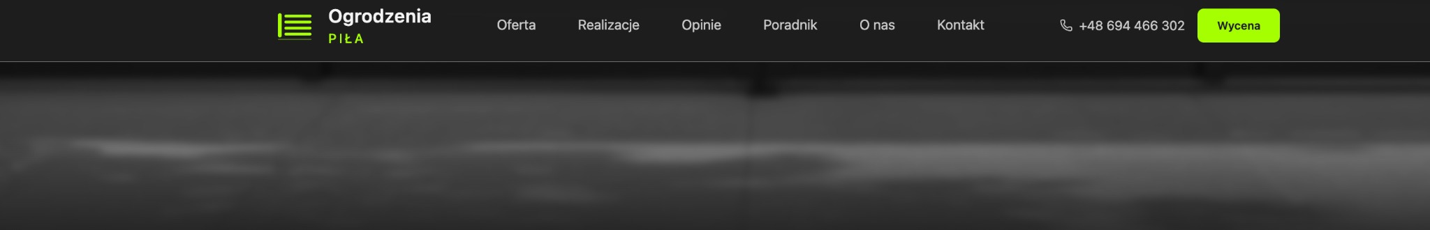 Minimalistyczny baner strony internetowej firmy OGRODZENIA PIŁA z zielonym logo, menu (Oferta, Realizacje, Opinie, Poradnik, O nas, Kontakt), numerem telefonu i przyciskiem Wycena.