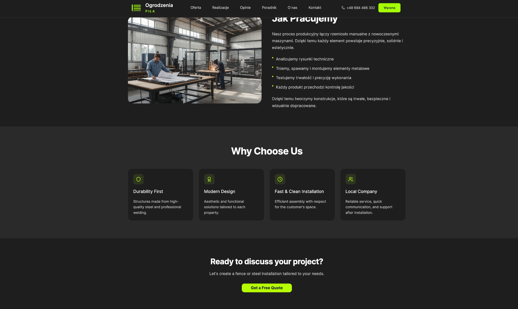 Strona internetowa firmy produkującej ogrodzenia: pracownik analizuje rysunek techniczny na tle hali produkcyjnej z drugim pracownikiem przy spawaniu metalu.
