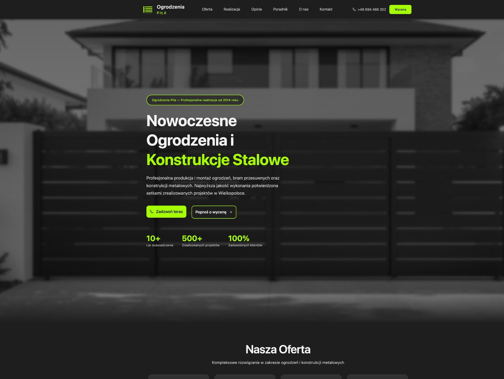 Strona internetowa firmy z Piły oferującej nowoczesne ogrodzenia i konstrukcje stalowe. Widoczny fragment bramy i domu w tle. Minimalistyczny design strony.