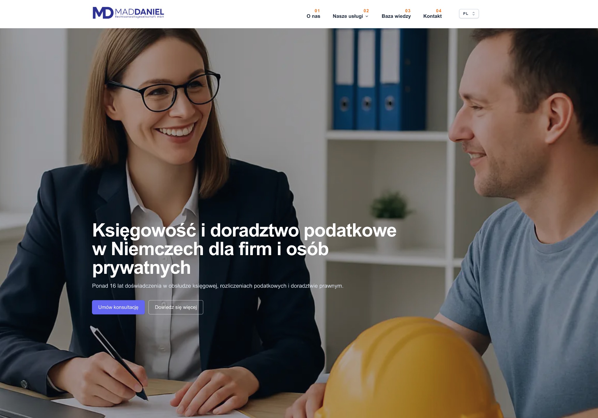 Strona biura księgowego w Niemczech: kobieta w okularach i marynarce uśmiecha się, obok mężczyzna z kaskiem budowlanym. Przejrzysty design, responsywność, nowoczesność.