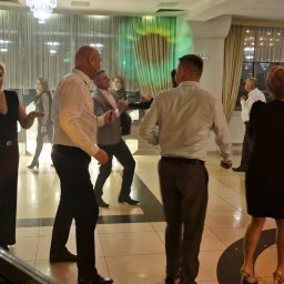 NEXA ENERGY Leszek Korycki - Roztańczeni goście weselni na parkiecie, widoczne osoby w ruchu, dekoracje sali, światła i parkiet. Ujęcie z perspektywy DJ-a lub zespołu.