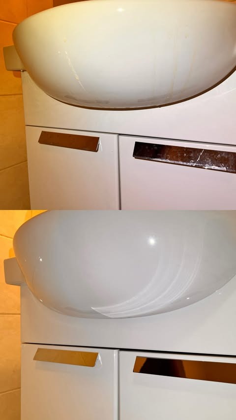 Umywalka z szafką łazienkową: ujęcie typu 'przed i po' czyszczeniu. Górna część zdjęcia pokazuje zabrudzenia, dolna - efekt po sprzątaniu.