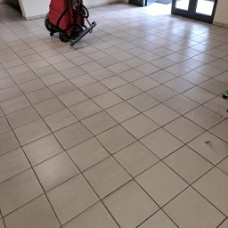 Podłoga na budynku w dniu przejęciq utrzymania czystości po innej firmie