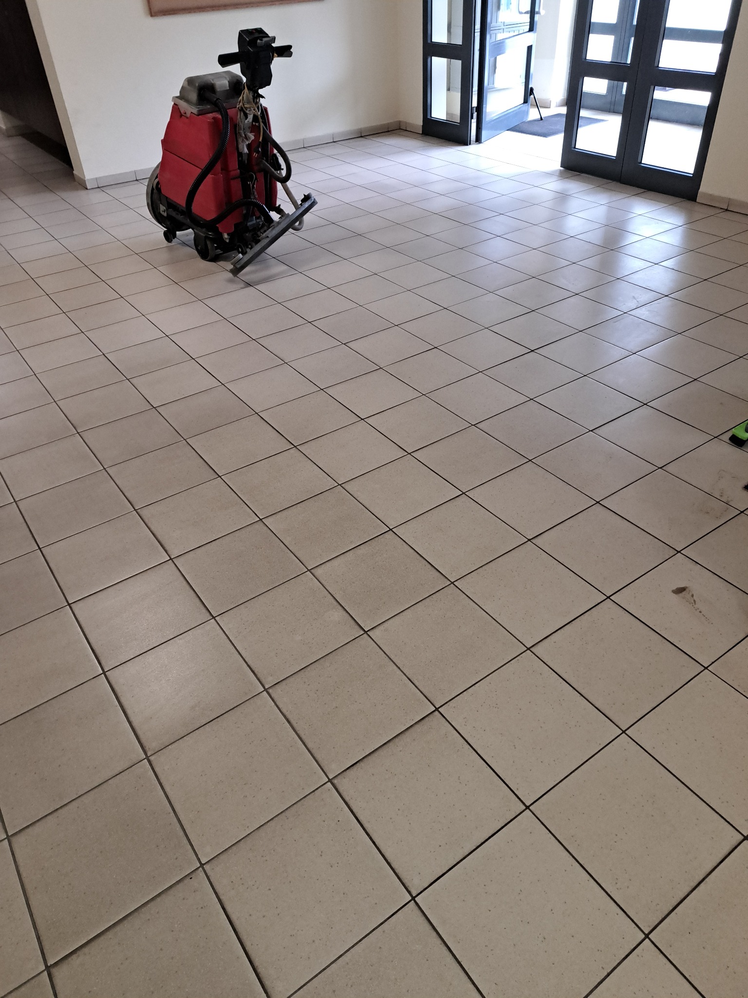 Podłoga na budynku w dniu przejęciq utrzymania czystości po innej firmie