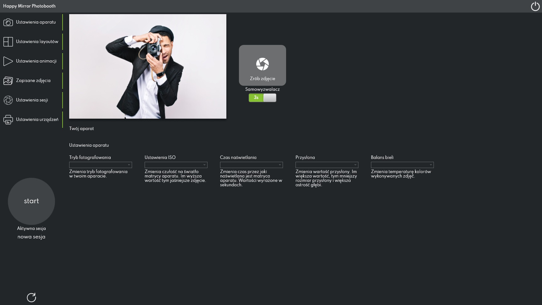 Interfejs aplikacji fotolustra Happy Mirror: ustawienia aparatu, layoutów, animacji, sesji i urządzeń. Widoczny podgląd zdjęcia z samowyzwalaczem.