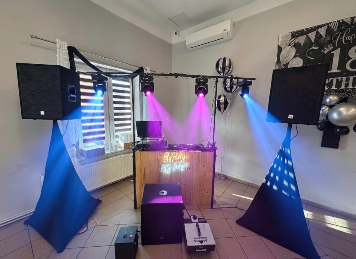 Scena DJ'ska z nagłośnieniem i oświetleniem w Nowej Soli. Kolorowe światła, głośniki na statywach i dekoracje urodzinowe tworzą imprezowy klimat.