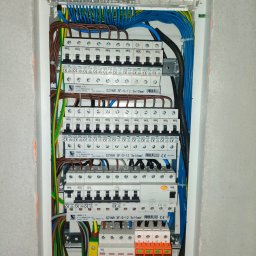 Porządek w rozdzielni to podstawa bezpieczeństwa. Zdjęcie po zakończeniu prac montażowych
