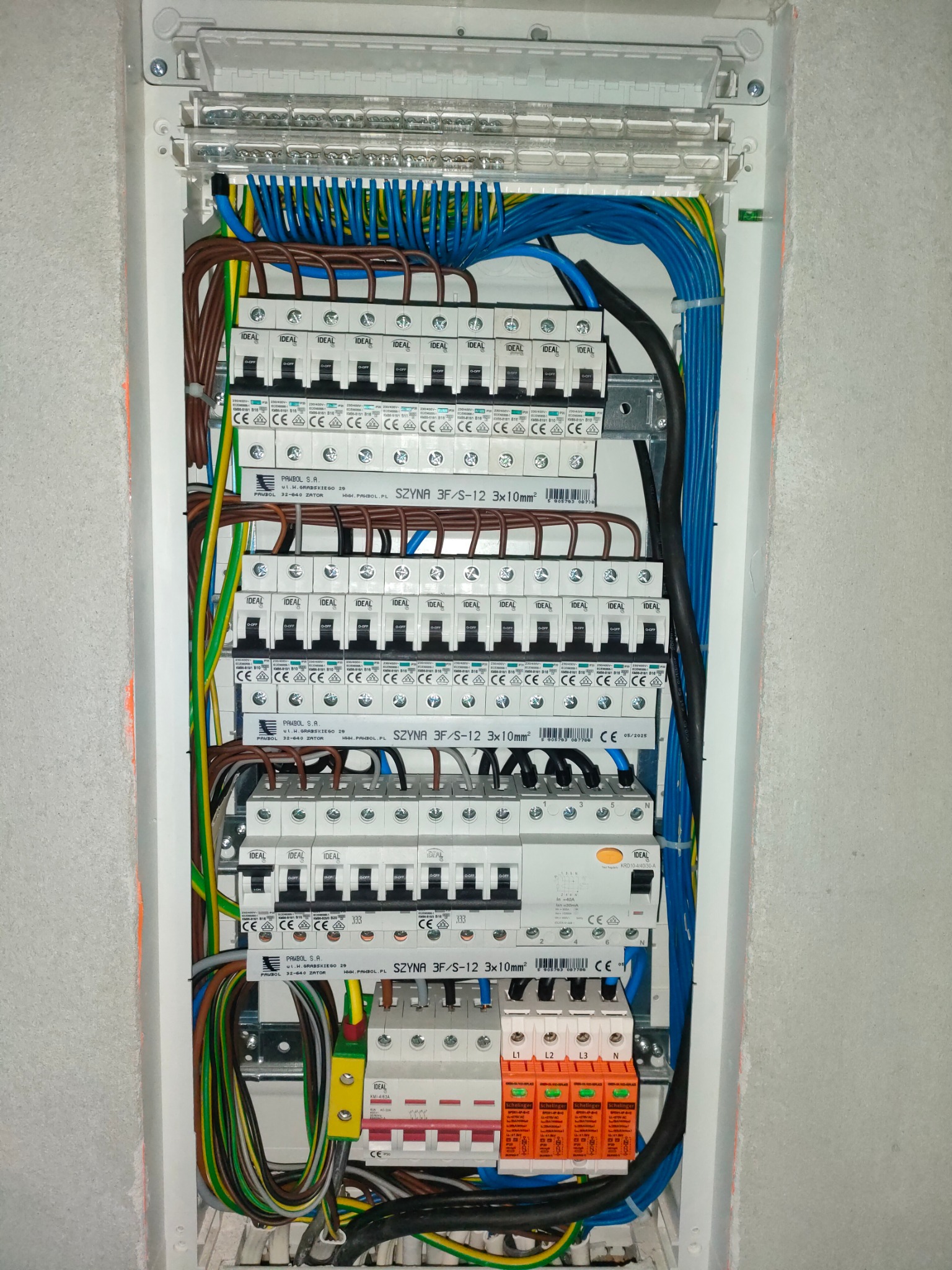 Porządek w rozdzielni to podstawa bezpieczeństwa. Zdjęcie po zakończeniu prac montażowych