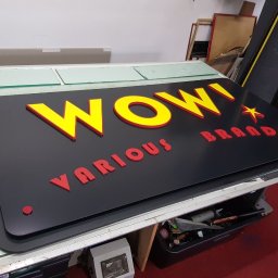 nowoczesny szyld reklamowy 3D, który przyciąga wzrok i podkreśla rozpoznawalność sklepu.