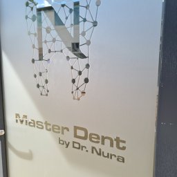 Region Projekt Weronika Galewska - Oklejona szyba z logo dentystycznym 'Master Dent by Dr. Nura', przedstawiającym ząb z motywem sieci neuronowej. Minimalistyczny design w odcieniach szarości.