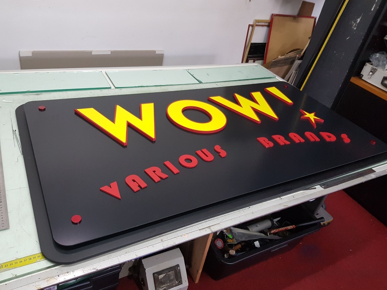 nowoczesny szyld reklamowy 3D, który przyciąga wzrok i podkreśla rozpoznawalność sklepu.