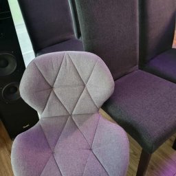 Wypierz to - Szare krzesła tapicerowane, w tym jedno z geometrycznym wzorem, stojące na drewnianej podłodze obok czarnego głośnika. Widok z góry, bliski kadr.