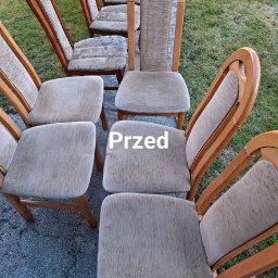 Wypierz to - Rząd drewnianych krzeseł tapicerowanych beżową tkaniną, ustawionych na zewnątrz. Widoczny napis 'Przed', sugerujący stan przed czyszczeniem lub renowacją.