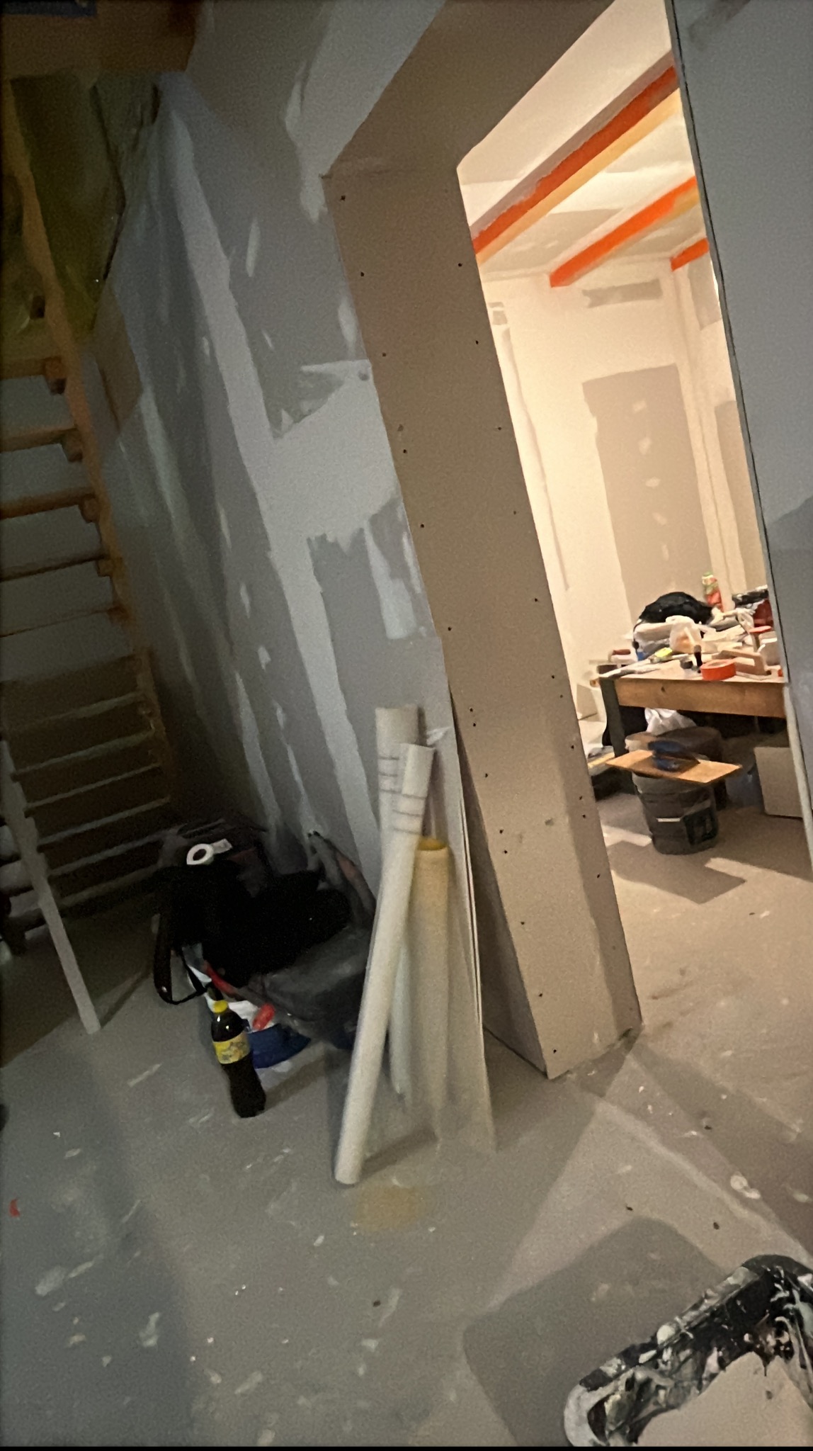 Prace wykończeniowe w Kartuzach: ściany przygotowane do gładzi, widoczne płyty gipsowo-kartonowe i elementy konstrukcyjne sufitu. W tle narzędzia i materiały budowlane.