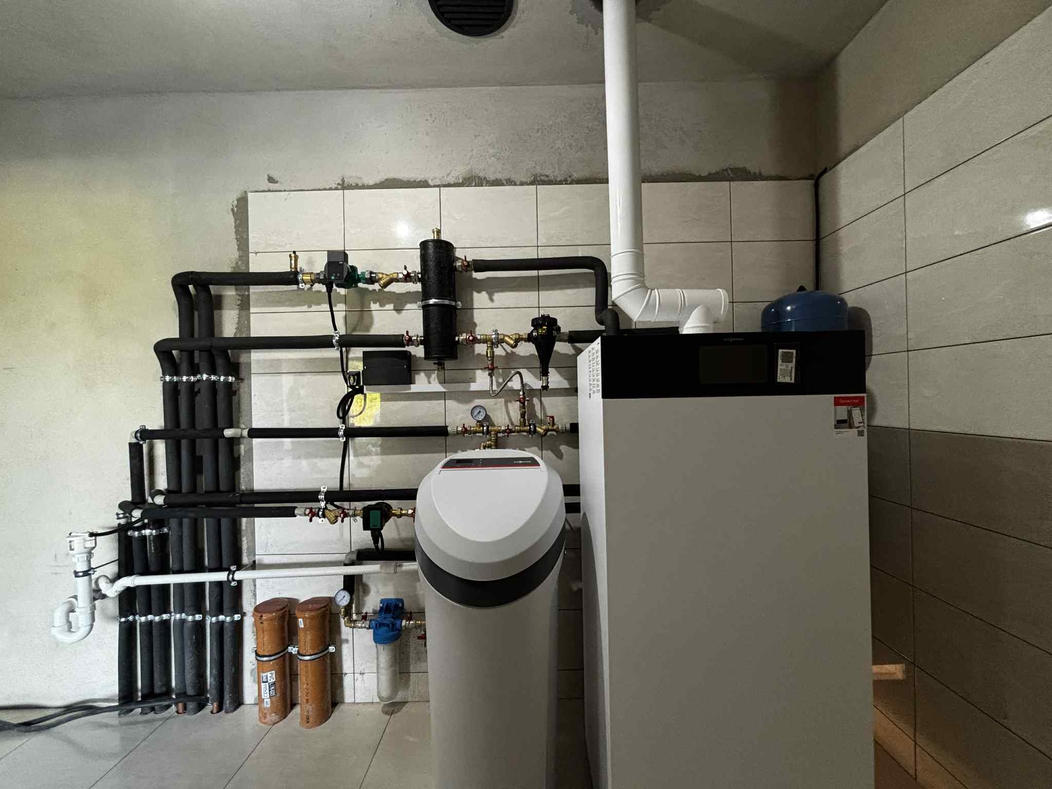 Przykłady zamontowanych przeze mnie kotłów w domach jednorodzinnych. Piec gazowy zainstalowany w nowym budynku.