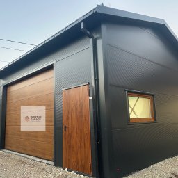 garaż z 6 mx 7m  brama 4.5 x 3m wysokości. Pod garażowanie wysokich samochodów np  z zabudową Camper. 
całość brdzo termiczna z pierwszo gatunkowej  płyty pir 100 mm z ukrytym łącznikiem o przenikalności termicznej 0,23 w/m2 