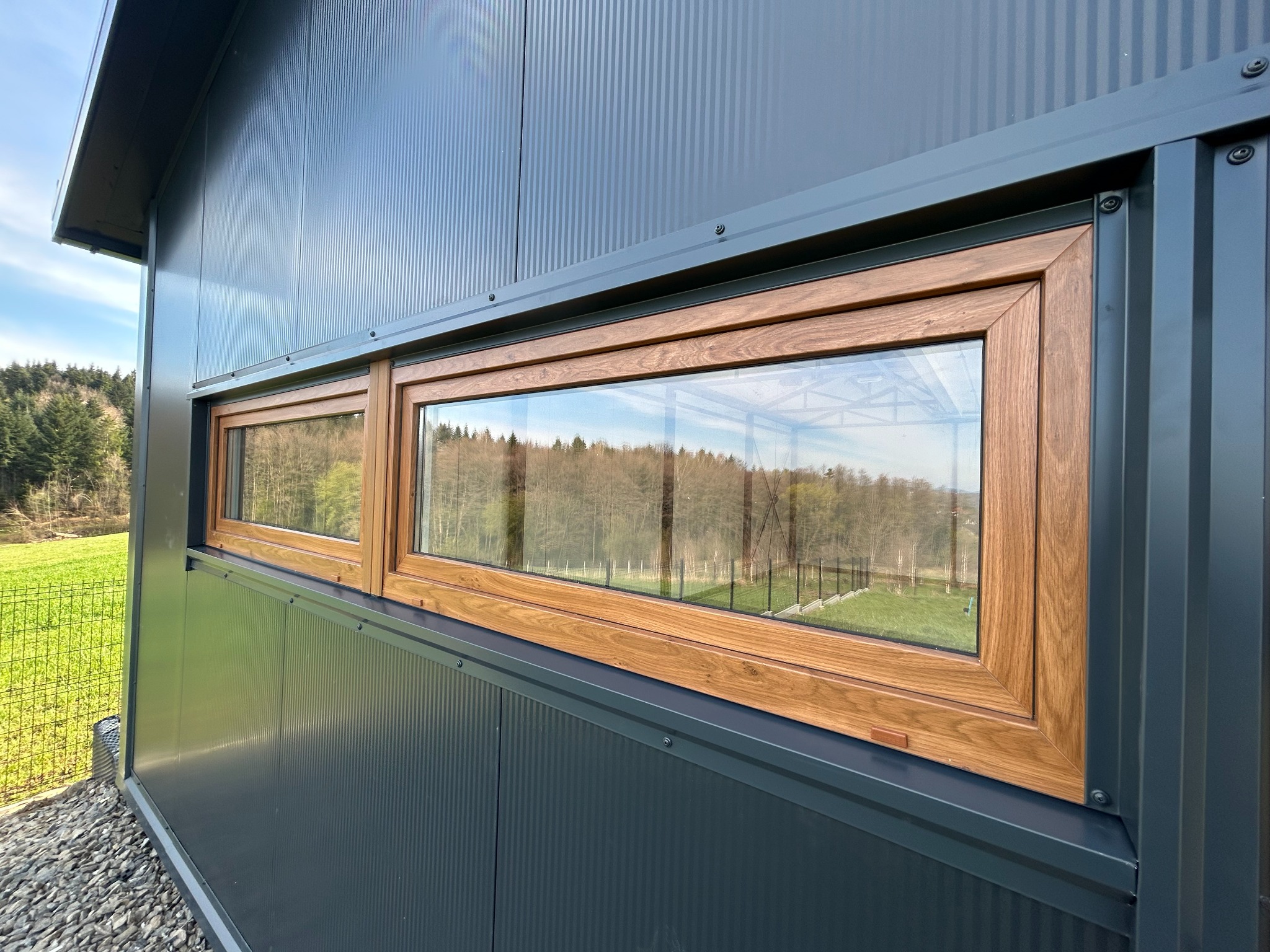 garaż 6 x 10 z dachem 2 spadowym 20 stopni z bramą 5 x 2,65 oraz ee. dekoracyjnymi z lameli kompozytowych