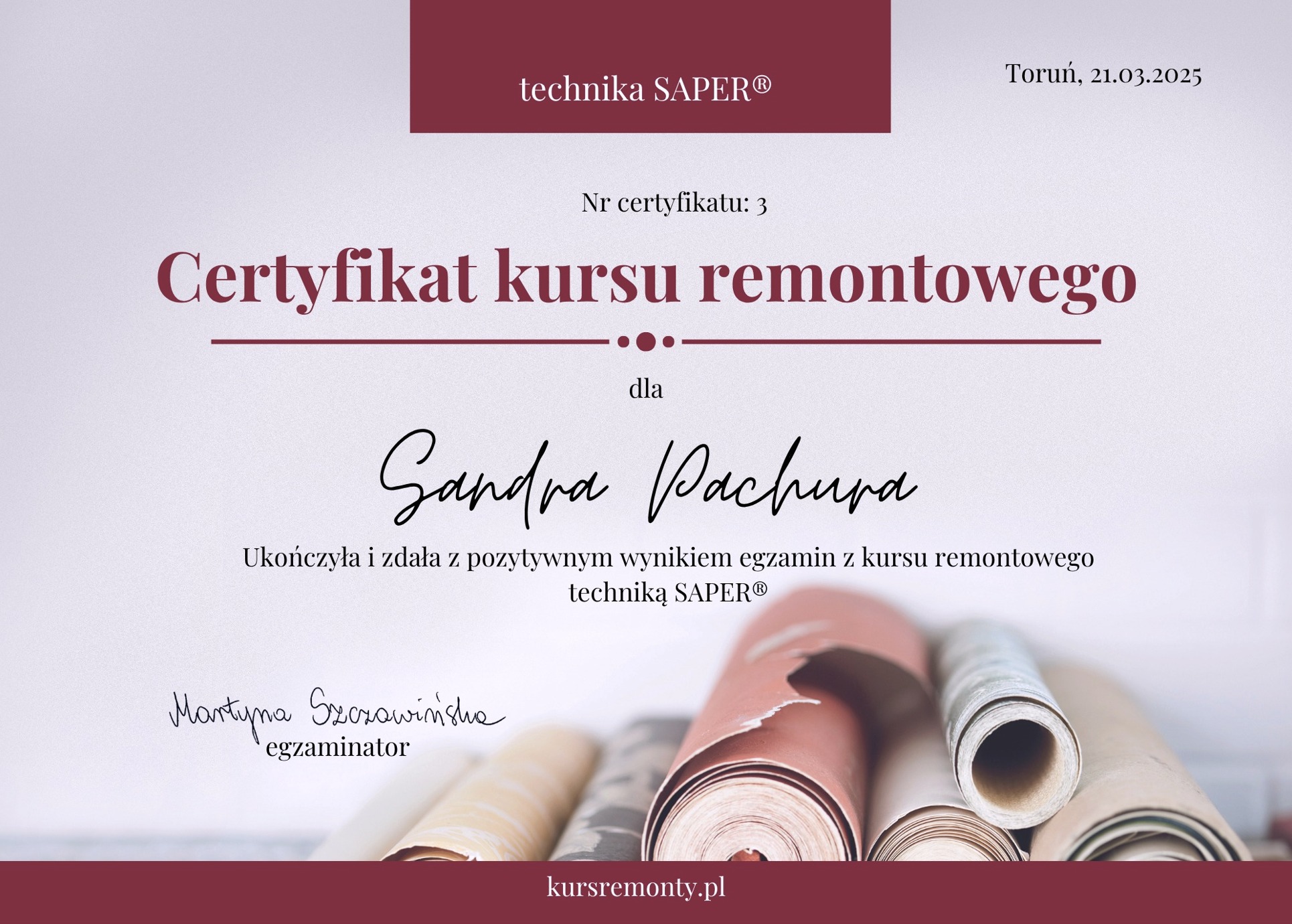 Certyfikat ukończenia kursu remontowego dla Sandry Pachury, wydany przez technikę SAPER. W tle zwinięte tapety i materiały remontowe. Toruń, 21.03.2025.