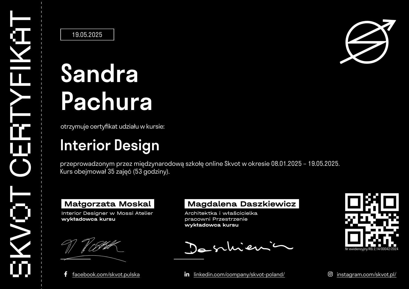 Certyfikat ukończenia kursu Interior Design przez Sandrę Pachurę, wydany przez szkołę Skvot. Dokument w czarno-białej kolorystyce z datą, nazwiskami wykładowców i QR kodem.