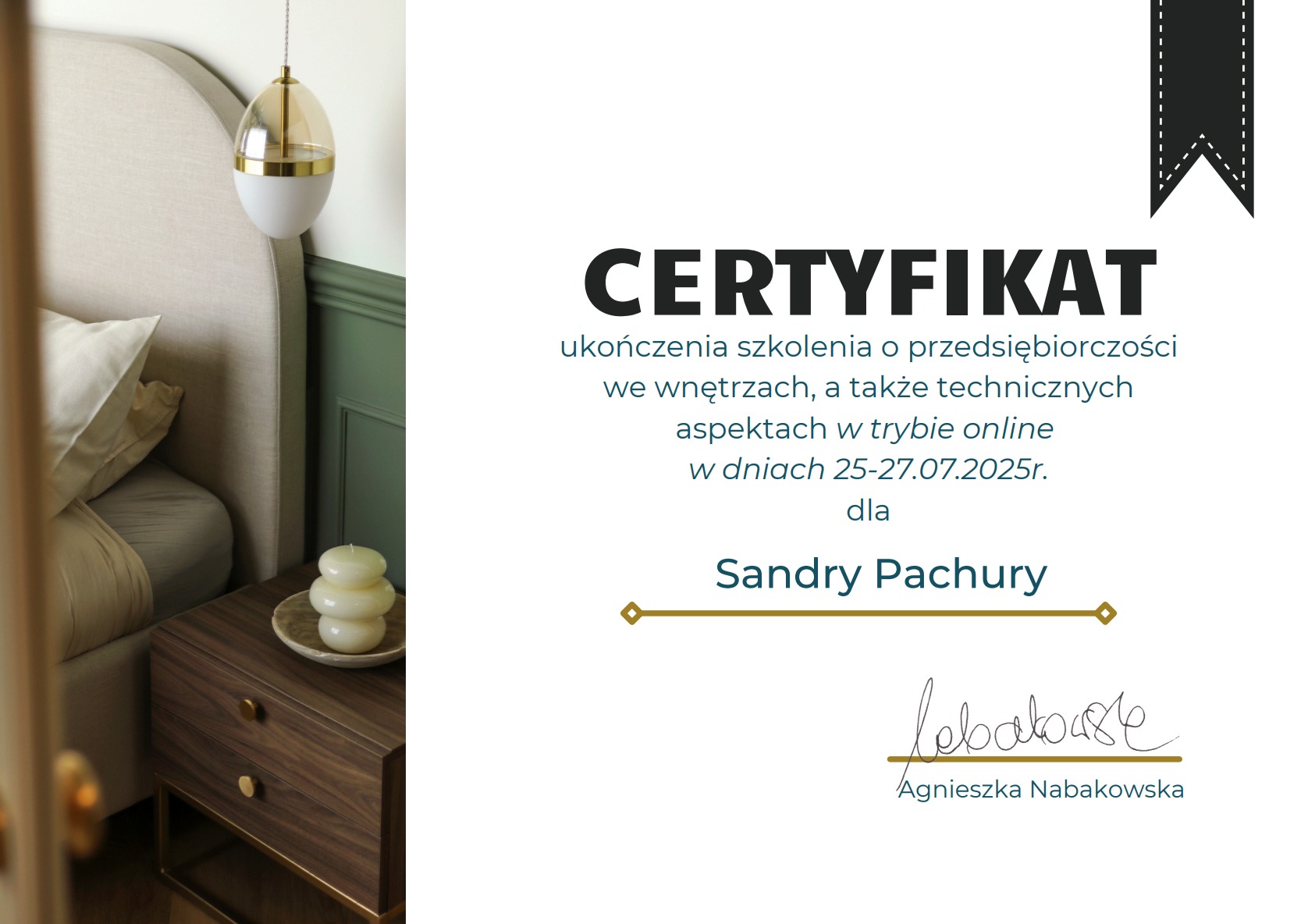 Certyfikat ukończenia szkolenia o przedsiębiorczości we wnętrzach dla Sandry Pachury, z elementami wystroju sypialni w tle. Nowoczesna lampka nocna.