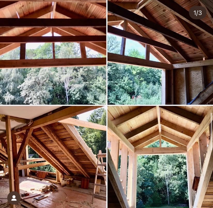 Czteropanelowe ujęcie drewnianej konstrukcji dachu w trakcie budowy, z widokiem na zieleń. Różne etapy prac, od szkieletu po częściowe wykończenie.