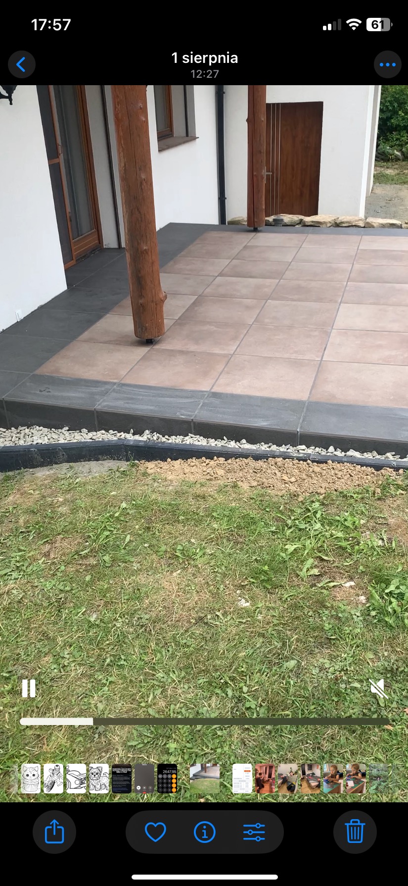 Wykończony taras z brązowych płytek i drewnianymi słupami w Wiśle. Szare obramowanie i trawnik w tle. Estetyczne ułożenie płytek.