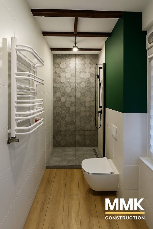 Nowoczesna łazienka z kabiną prysznicową, drewnianą podłogą i białymi płytkami. Ciemnozielona ściana dodaje elegancji. Widoczny grzejnik drabinkowy i podwieszana toaleta.