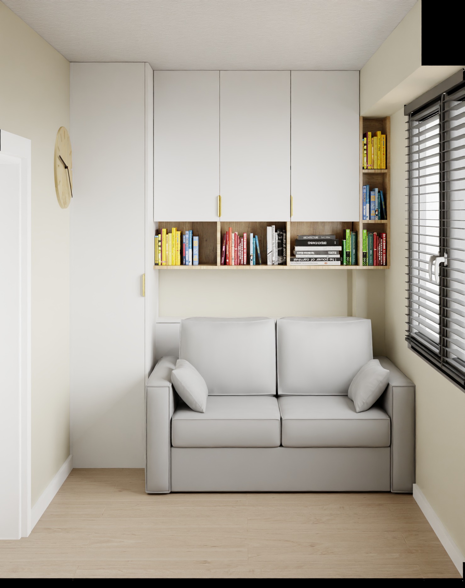 Minimalistyczny pokój z szarą sofą, zabudową meblową z półkami na książki i drewnianym zegarem na ścianie. Jasne wnętrze z drewnianą podłogą i żaluzjami w oknie.