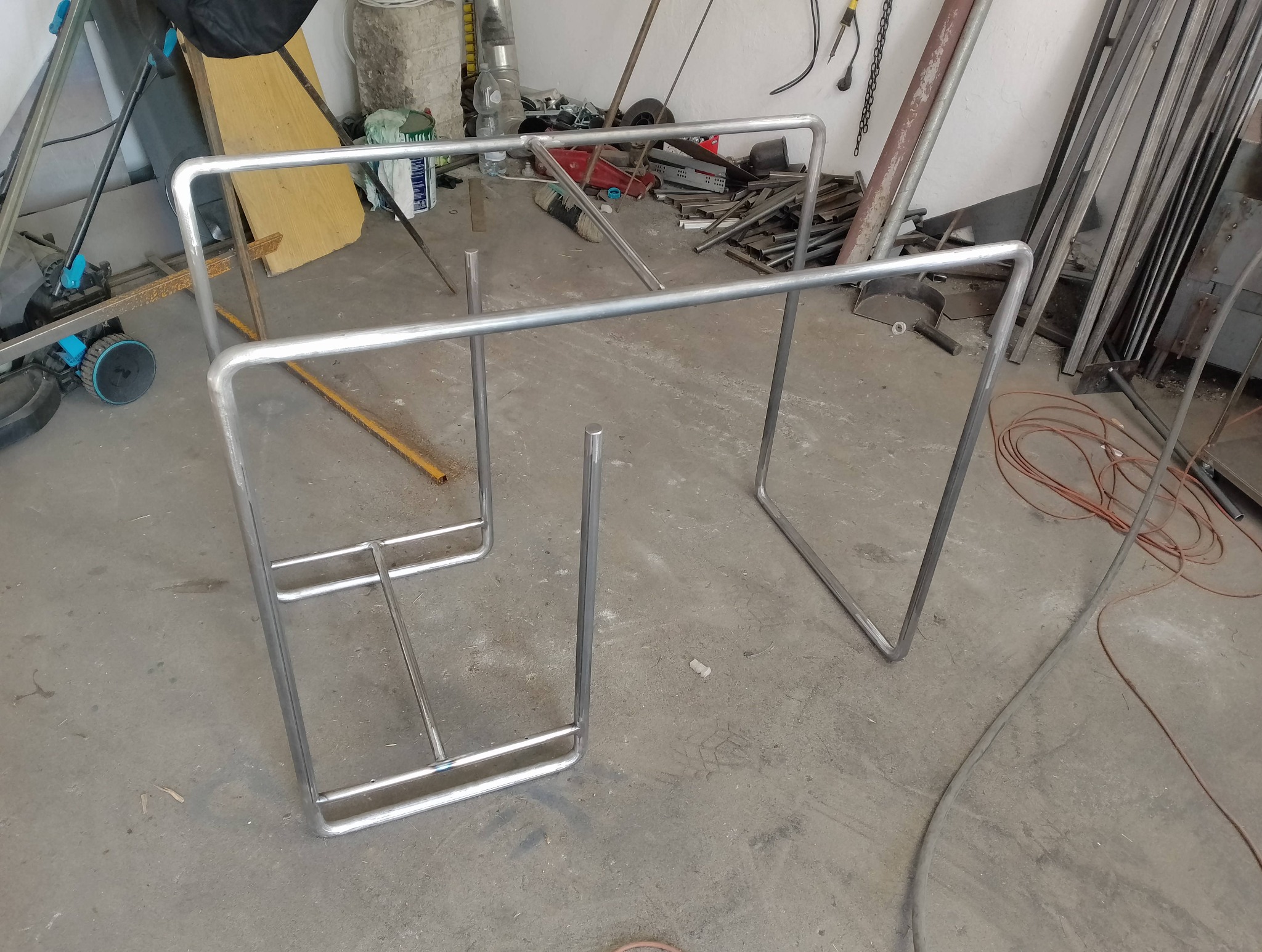 Konstrukcja pod biurko.