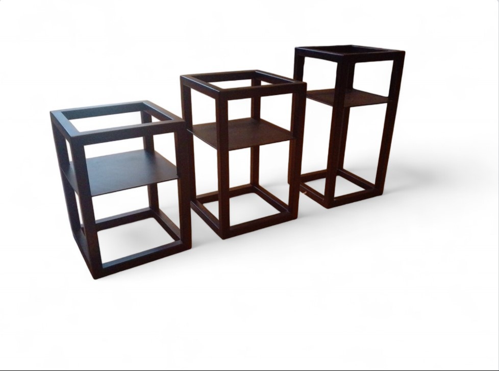 Stojaki na doniczki.