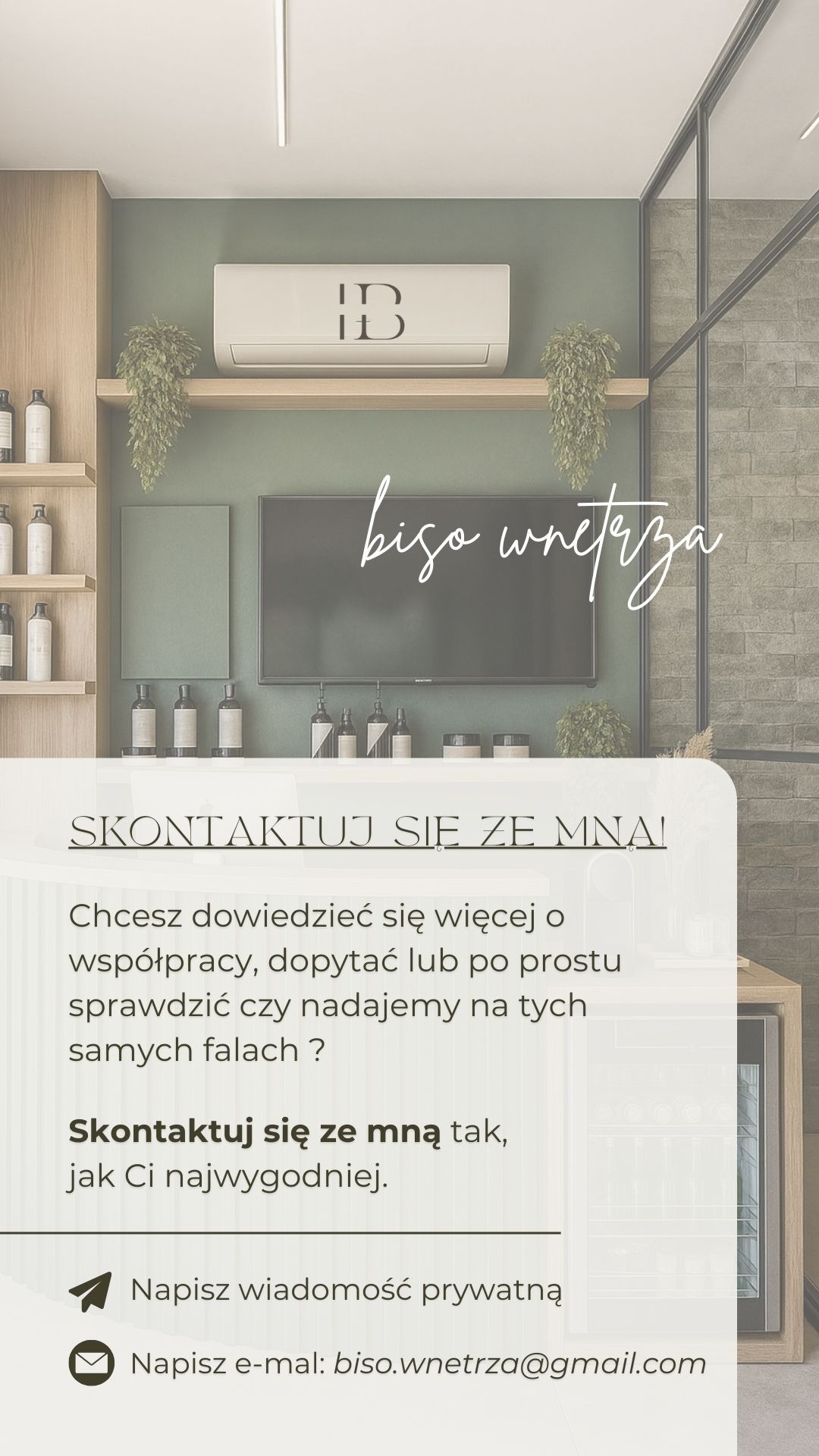 Stylowe wnętrze z klimatyzacją, półkami z dekoracjami i telewizorem. Na pierwszym planie informacje kontaktowe firmy 'biso wnętrza'.