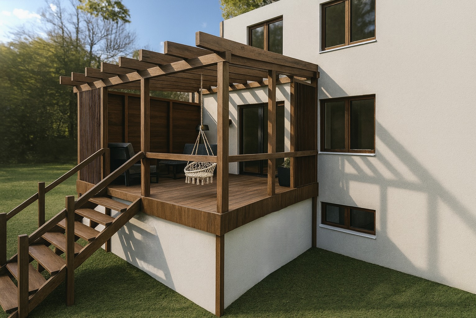 Drewniany taras z pergolą przy domu, z wiszącym fotelem i schodami. Nowoczesny design, jasna elewacja, zielony trawnik. Ujęcie z dołu, podkreślające architekturę.