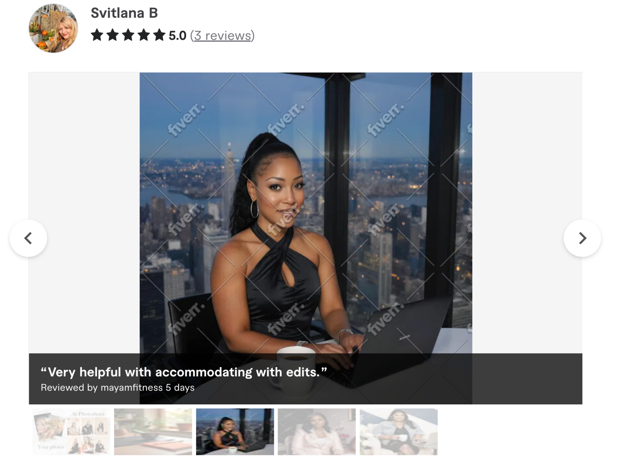 Kobieta w czarnej sukience pozuje przy biurku z laptopem na tle panoramy miasta. Ujęcie z lekkiego dołu, podkreślające pewność siebie i profesjonalizm.