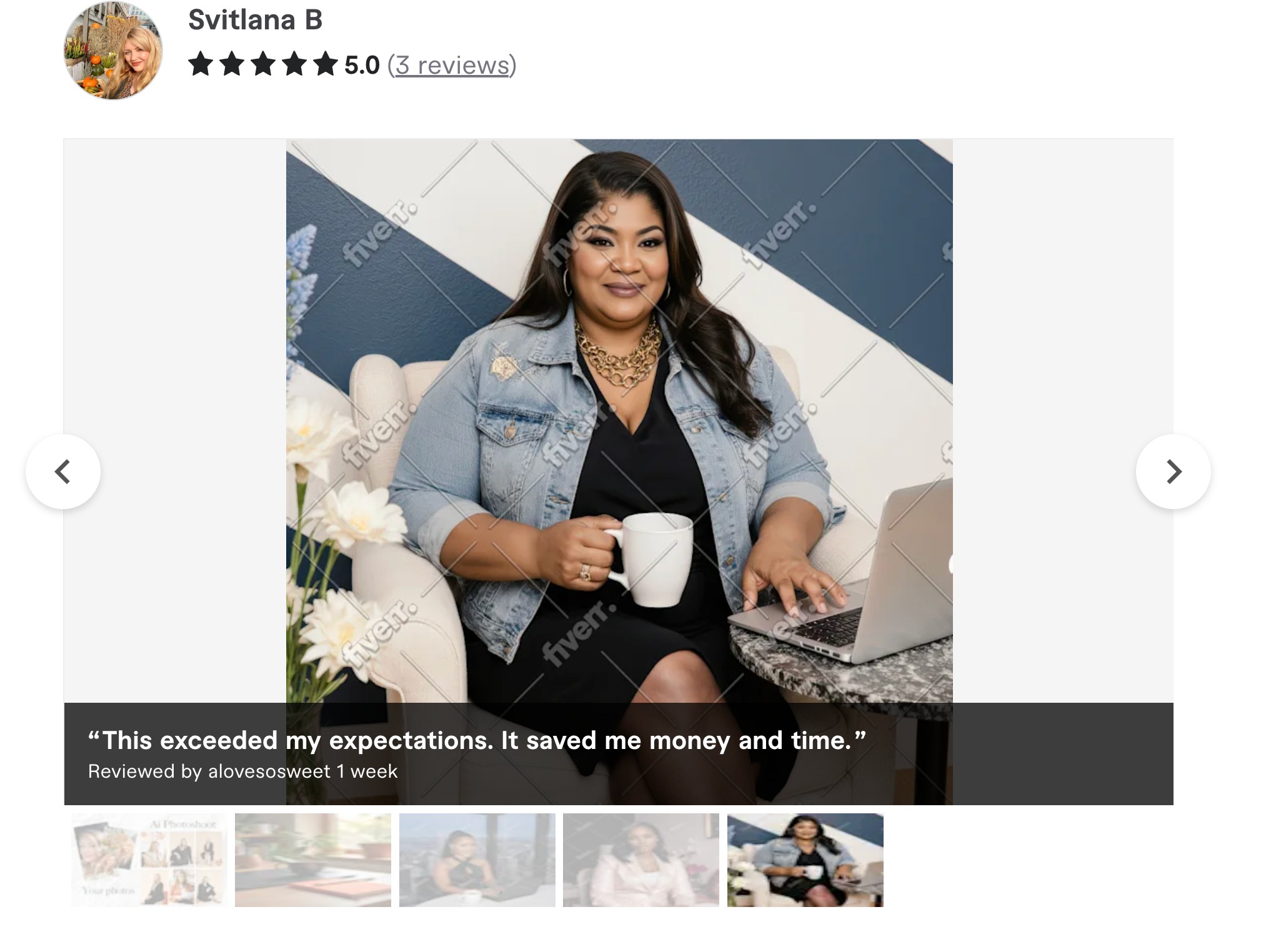 Kobieta z filiżanką i laptopem w Piekary Śląskie, ubrana w jeansową kurtkę i złotą biżuterię, siedzi na fotelu na tle biało-niebieskiej ściany.