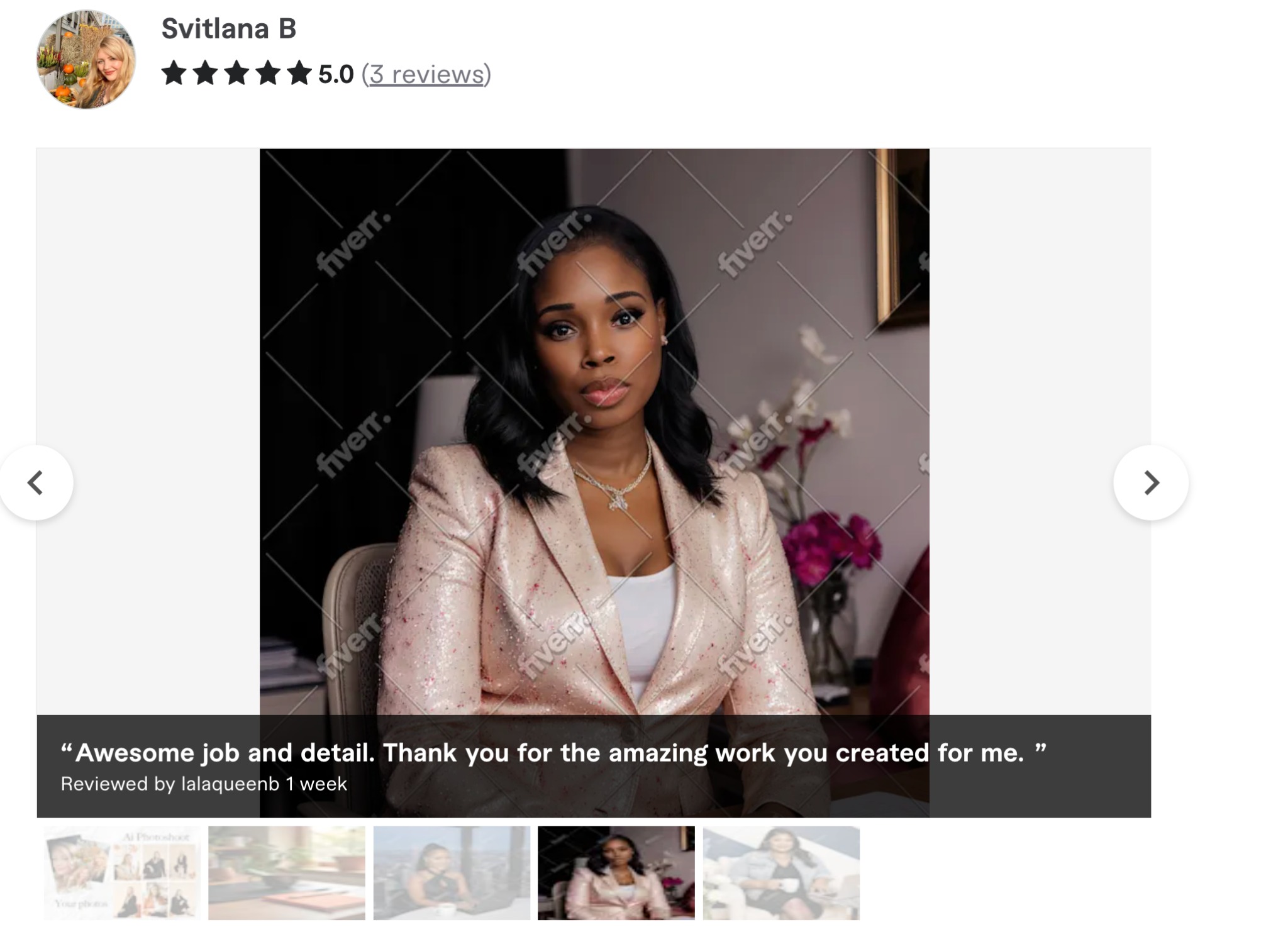 Portret kobiety w różowej marynarce na tle biura, z subtelnym logo firmy nałożonym na obraz. Profesjonalny wizerunek z dbałością o detale i kompozycję.