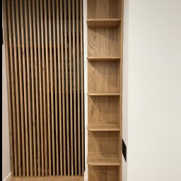 Dębowe lamele , narożna półka na książki.