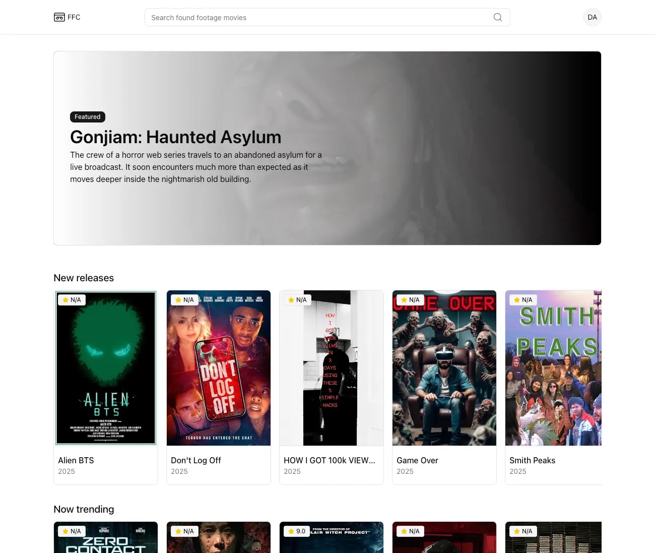 Interfejs strony internetowej z listą filmów found footage, z wyróżnionym tytułem 'Gonjiam: Haunted Asylum' i sekcją 'New releases' z okładkami filmów.