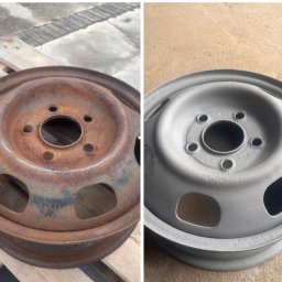 Magnaris - Obręcz samochodowa przed i po renowacji: zardzewiała po lewej, szara i odnowiona po prawej. Widoczne detale powierzchni i otwory montażowe.