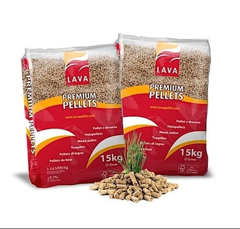 Dwa worki pelletu Lava Premium 15kg, z widocznym stosem pelletu i źdźbłem trawy. Czerwono-białe opakowania z informacjami o produkcie na białym tle.