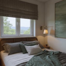 Totemi Marta Kowalska - Jasna sypialnia w stylu modern classic: drewniane łóżko z szarą pościelą, lampki nocne z abażurami, obraz na ścianie, roleta rzymska w oknie. Przytulne wnętrze.